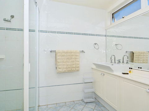 Morisset Bay Waterfront Views Lake House Looking Over Trinity Marina - Accommodation Gold Coast 3