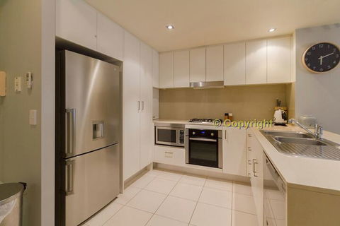 A Deluxe Swim Up Drift Apartments South - Accommodation Gold Coast 3