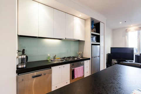 CLAUDE, 2BDR Melbourne Apartment - Accommodation Gold Coast 4