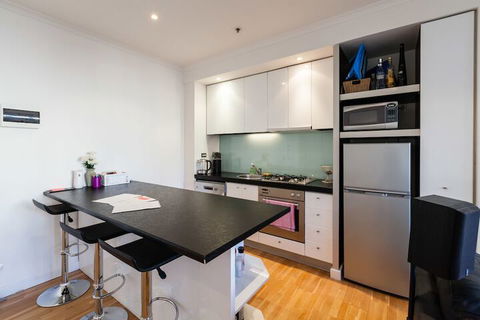 CLAUDE, 2BDR Melbourne Apartment - Accommodation Gold Coast 3