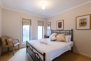 JASMINE, 2BDR Port Melbourne House - Accommodation Gold Coast 0