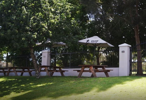 Bateau Bay Hotel - Accommodation Gold Coast 0
