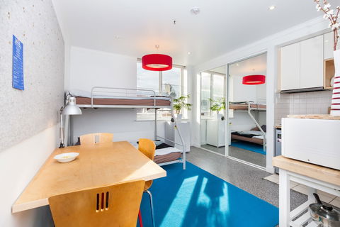 HENRIETTA, Carlton Studio Apartment - Accommodation Gold Coast 2
