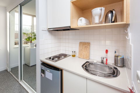 HENRIETTA, Carlton Studio Apartment - Accommodation Gold Coast 1