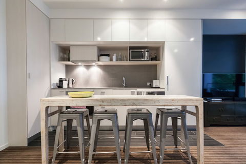 ZACH, 1BDR St.Kilda Apartment - Accommodation Gold Coast 3