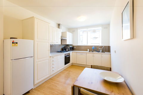 ROSIE, 2BDR St.Kilda Apartment - Accommodation Gold Coast 1