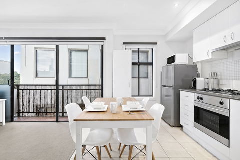 SIENNA, 1BDR South Melbourne Apartment - 1 Gold Coast 1