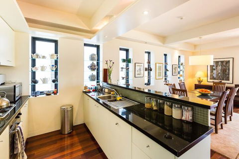 BELLE, 2BDR Melbourne Apartment - Accommodation Gold Coast 5
