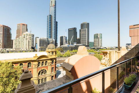BELLE, 2BDR Melbourne Apartment - Accommodation Gold Coast 1