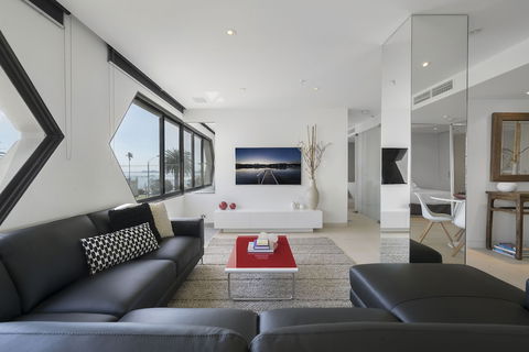 ELAINE, 2BDR St.Kilda Apartment - Accommodation Gold Coast 1
