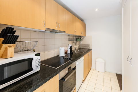 NAOMI, 2BDR South Melbourne Apartment - Accommodation Gold Coast 4