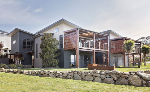Ned Kelly's Retreat - Sophisticated Style With Modern Convenience And Magical Outlook - Accommodation Gold Coast 3