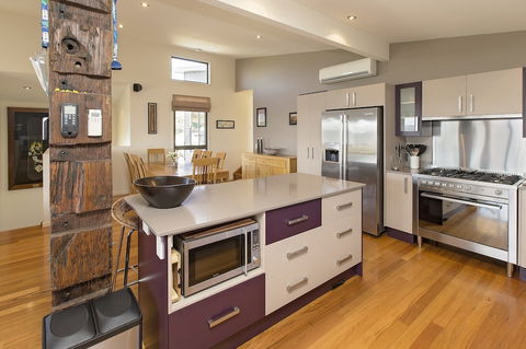 Ned Kelly's Retreat - Sophisticated Style With Modern Convenience And Magical Outlook - Accommodation Gold Coast 5