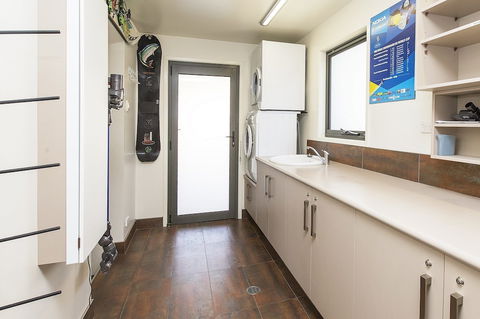 Ned Kelly's Retreat - Sophisticated Style With Modern Convenience And Magical Outlook - Accommodation Gold Coast 0