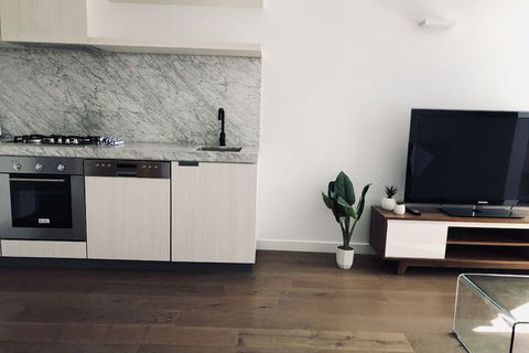 Level 8 Marvelous Apartment With Pool Access - Accommodation Gold Coast 2