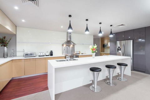 Luxury Bungalow - Gold Coast 4U 3
