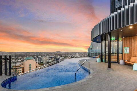 Stylish Resort Living In CBD - Accommodation Gold Coast 0