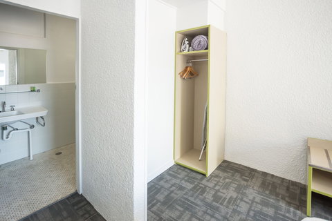 Nightcap At Emerald Star Hotel - 1 Gold Coast 5