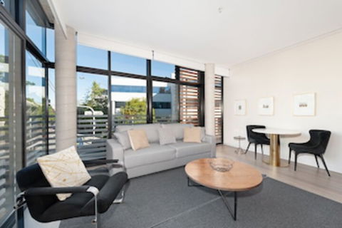 Uber Chic Newtown Designer Pad H392 - Accommodation Gold Coast 0