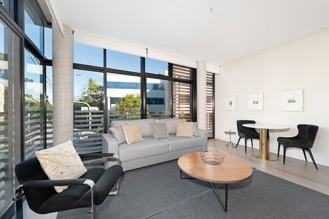 Uber Chic Newtown Designer Pad H392 - Accommodation Gold Coast 2