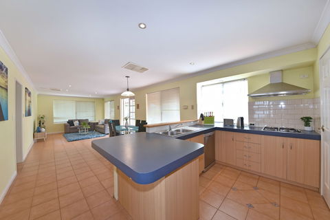 Redcliff Home Close To City & Airport - Accommodation Gold Coast 4