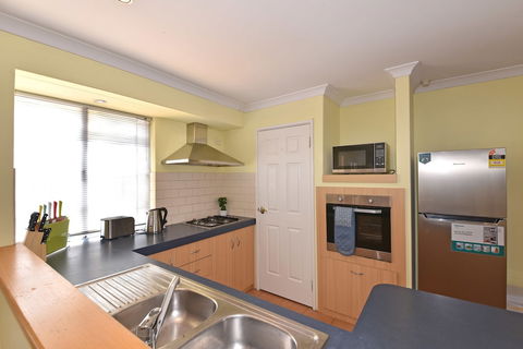 Redcliff Home Close To City & Airport - Accommodation Gold Coast 3
