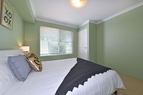 Redcliff Home Close To City & Airport - Accommodation Gold Coast 1