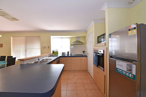 Redcliff Home Close To City & Airport - Accommodation Gold Coast 5