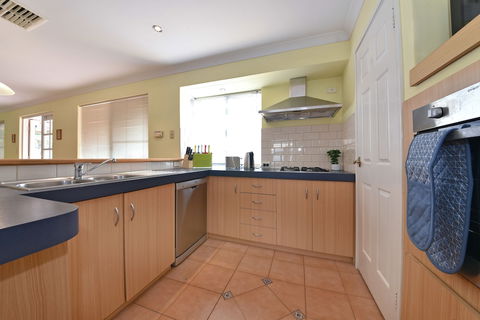 Redcliff Home Close To City & Airport - Accommodation Gold Coast 6