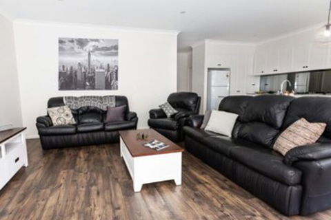 4 Bedroom Inner City Townhouse â€“ Sleeps 9 - Accommodation Gold Coast 0