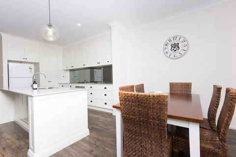 4 Bedroom Inner City Townhouse â€“ Sleeps 9 - Accommodation Gold Coast 2