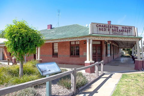Charleston House - Mathoura - Gold Coast 4U 1