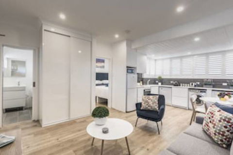 Quiet Spacious Apt With AIR CONDITIONING & Netflix - Accommodation Gold Coast 0
