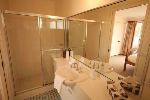 Verona Vineyard Cottage - Accommodation Gold Coast 5