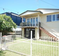 Spacious 2-Storey Home By The Bay Sleeps 12 - Accommodation Gold Coast