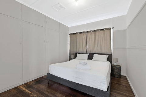 EJ Homes At The Entrance - Accommodation Gold Coast 3
