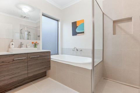 Lakeside Retreat & Business - Gold Coast 4U 6