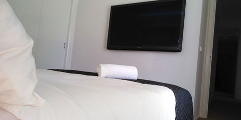Lakeside Retreat & Business - Gold Coast 4U 5