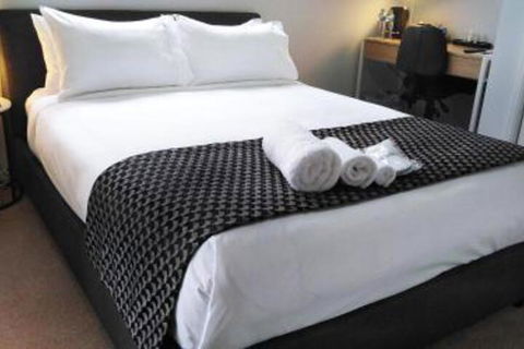 Lakeside Retreat & Business - Gold Coast 4U 0