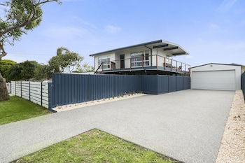 Upstairs Cottage On Beachurst - Gold Coast 4U 0
