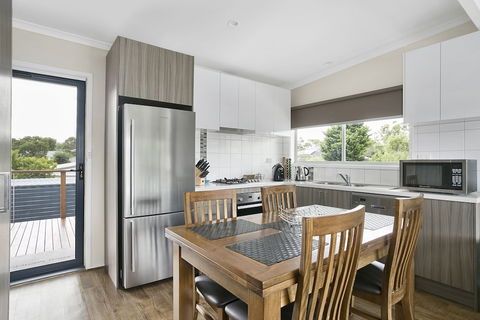 Upstairs Cottage On Beachurst - Gold Coast 4U 1