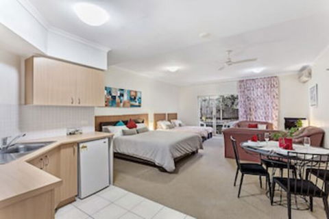 Zenith Studio Unit 3, 10 Messines Street - Accommodation Gold Coast 0