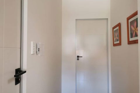 Serviced Waterfront Whole Villa - Gold Coast 4U 3