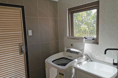 Serviced Waterfront Whole Villa - Gold Coast 4U 7