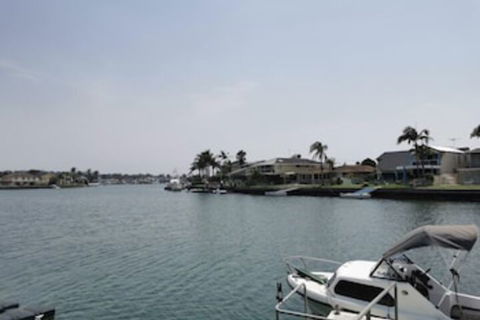 Serviced Waterfront Whole Villa - Gold Coast 4U 0