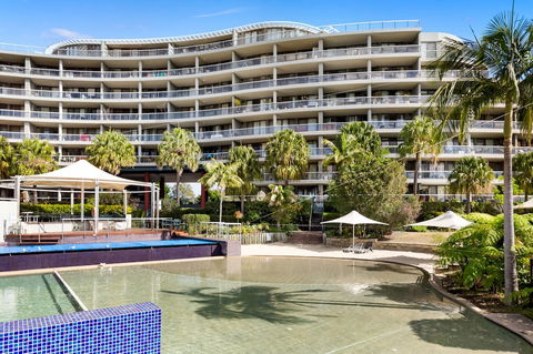 Resort Style 2 Bdrm In Homebush With Bay View - Gold Coast 4U 1