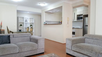 Furnished 2 Bedroom By Harbourside - 1 Gold Coast 5