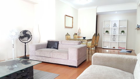 Furnished 2 Bedroom By Harbourside - 1 Gold Coast 1