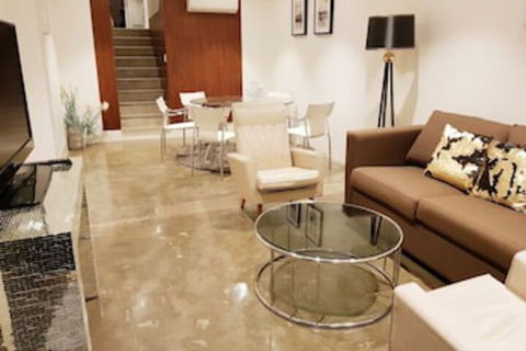 Darling Harbour Modern 2 Bedroom Terrace - Gold Coast 4U 0