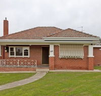 Red Brick Beauty - Central Cottage - Gold Coast 4U